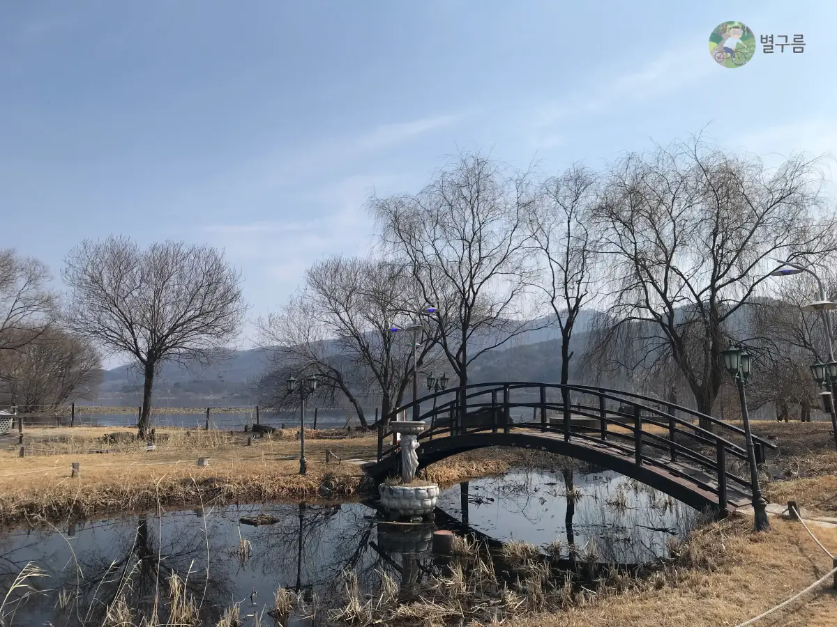 양평-세미원-사랑의연못-연못 위로 다리가 있다