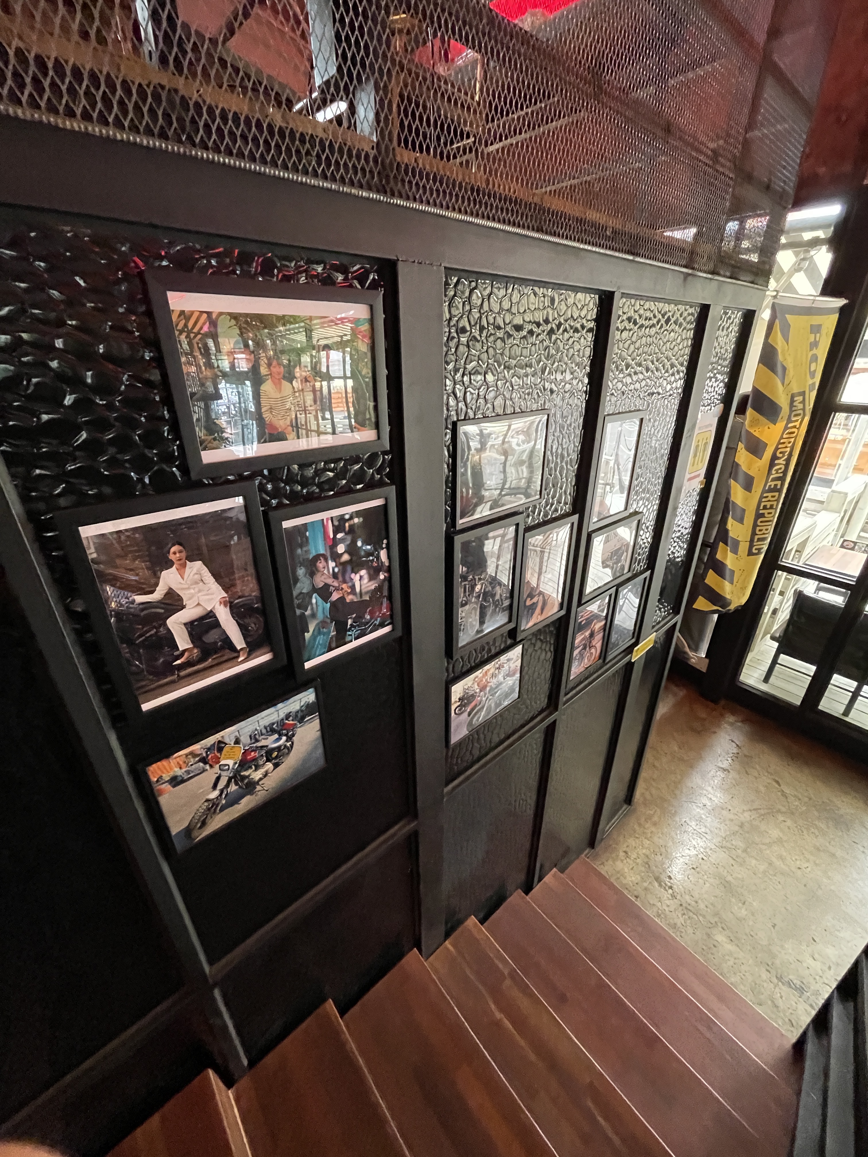 롤링트라이브 카페 내부의 2층 계단과 사진들
