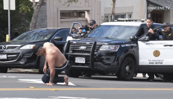 우리나라에선 볼 수 없는 미 경찰의 용의자 체포작전 VIDEO: Cops Tackle Man After Standoff (Caught On Camera) &#124; San Diego