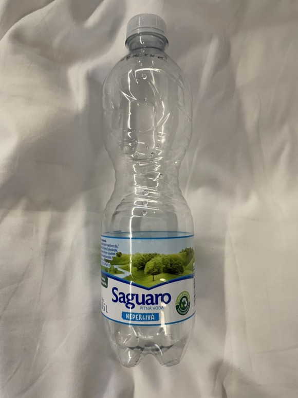 Hotel provided bottled water
호텔 제공 생수