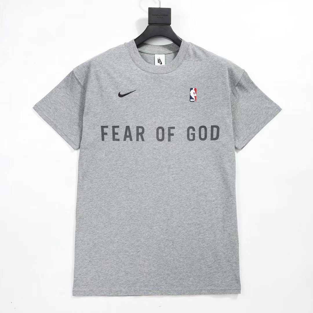  [FEAR OF GOD x NIKE x NBA] 피어오브갓 X 나이키 X NBA 로고 반팔 티셔츠 (3 COLOR)
