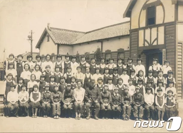 1944년 9월 인천송현공립초등학교 6학년 여학생 사진&#44; 출처 식민지역사박물관