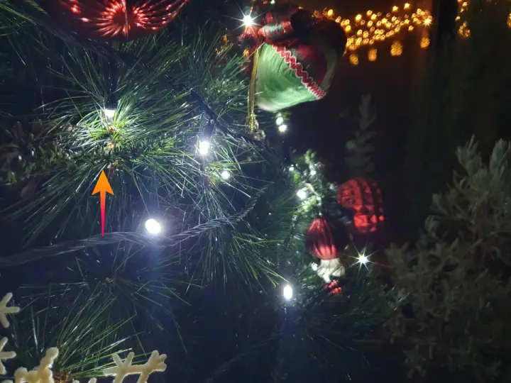 크리스마스트리에-오너먼트와-은하수전구가-달려있는모습