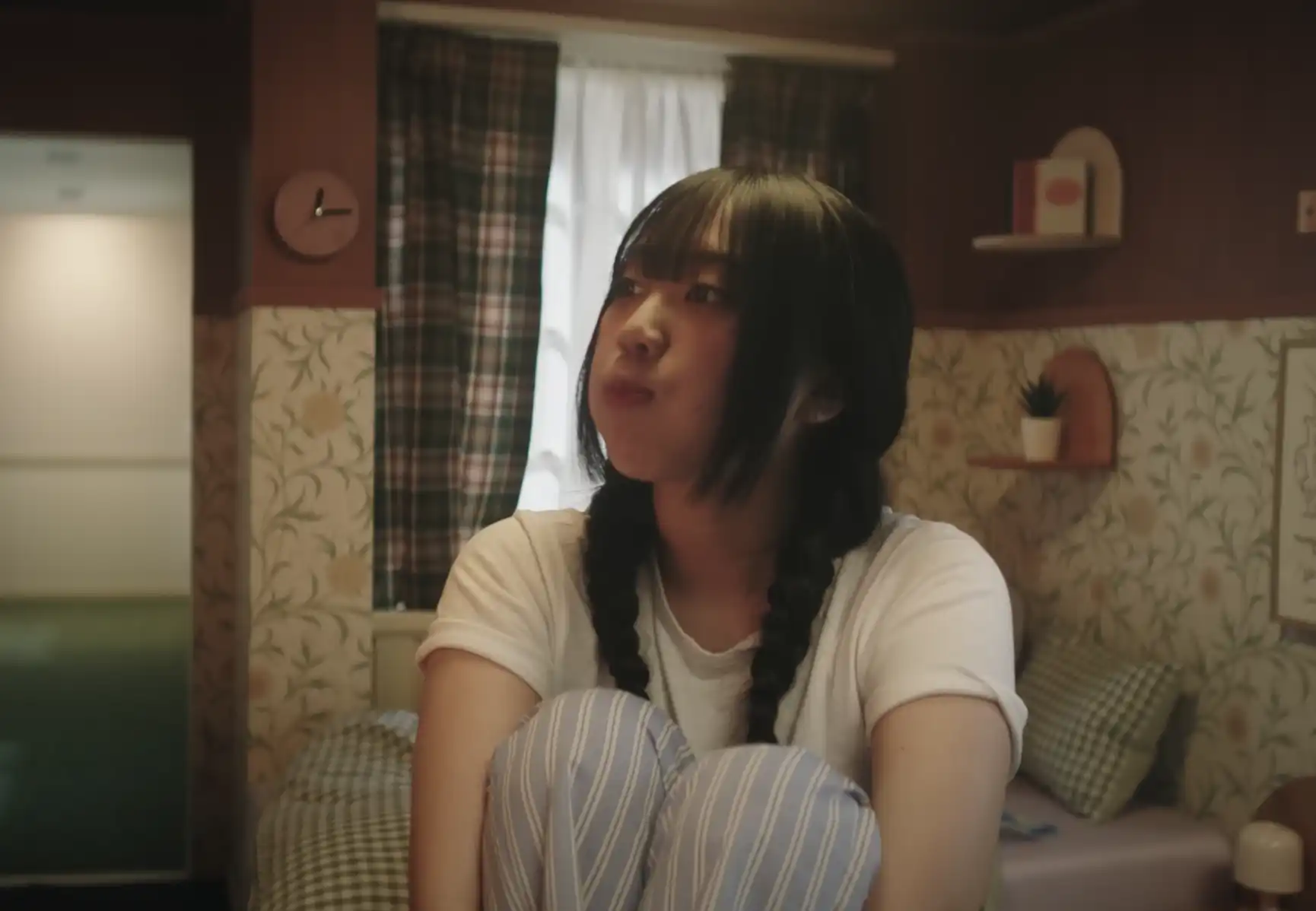 'SMALL GIRL'은 자기 수용과 외모에 구애받지 않는 진정한 사랑의 의미를 깊이 있게 다루고 있습니다.