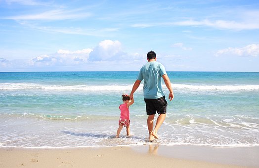 해변에 있는 아빠와 딸