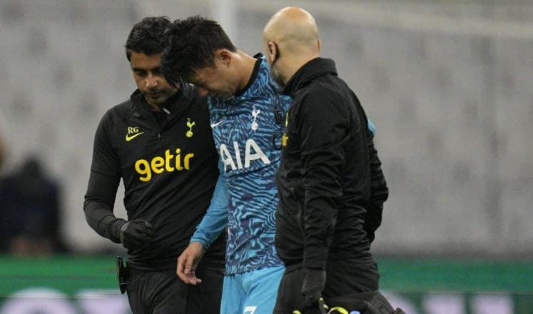 카타르 월드컵 벤투호&#44; 대회 앞두고 초비상...손흥민 경기 중 부상 긴급 수술 VIDEO: Son Heung-min in World Cup injury scare with Tottenham forward to undergo surgery