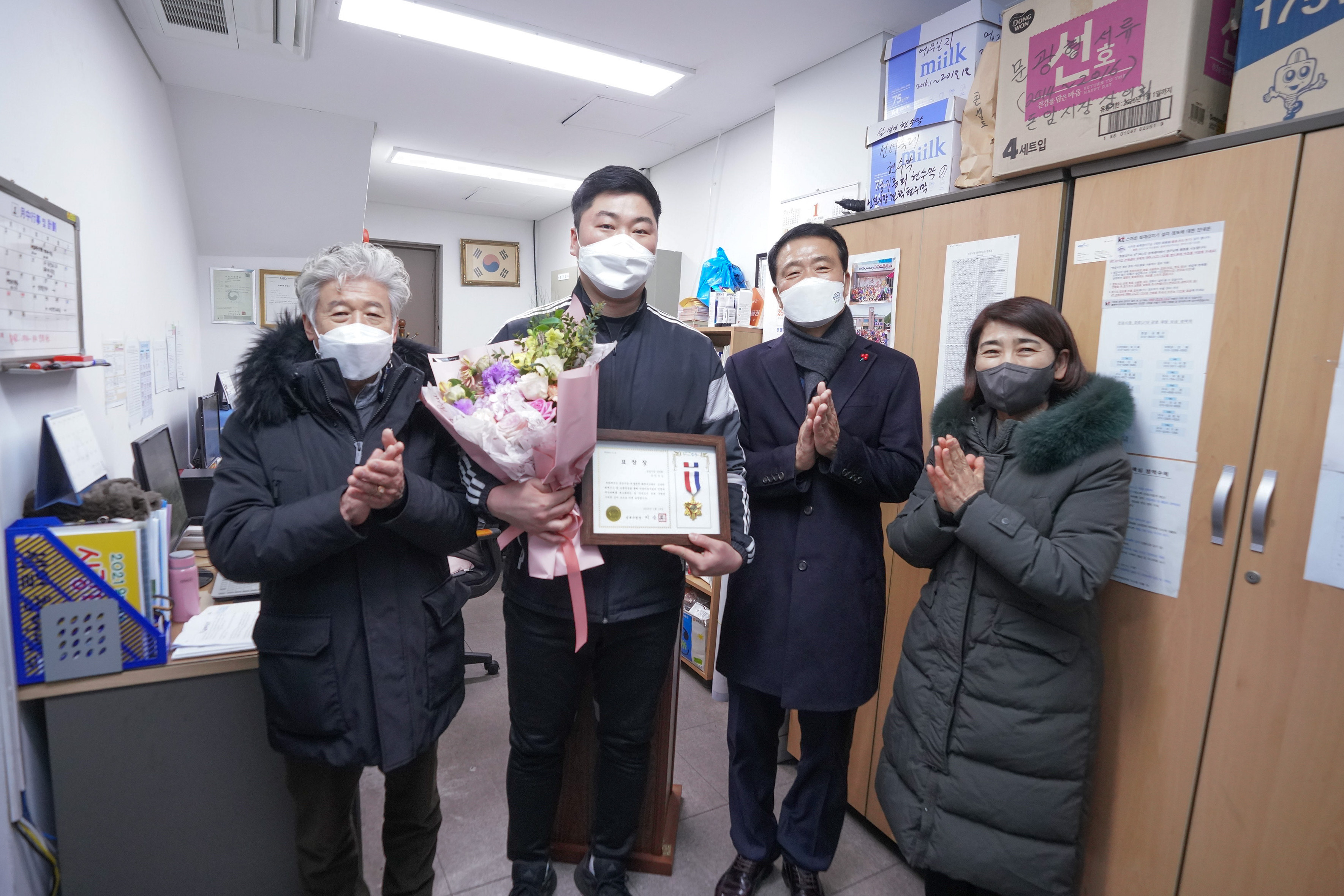용감한 청년 이미지