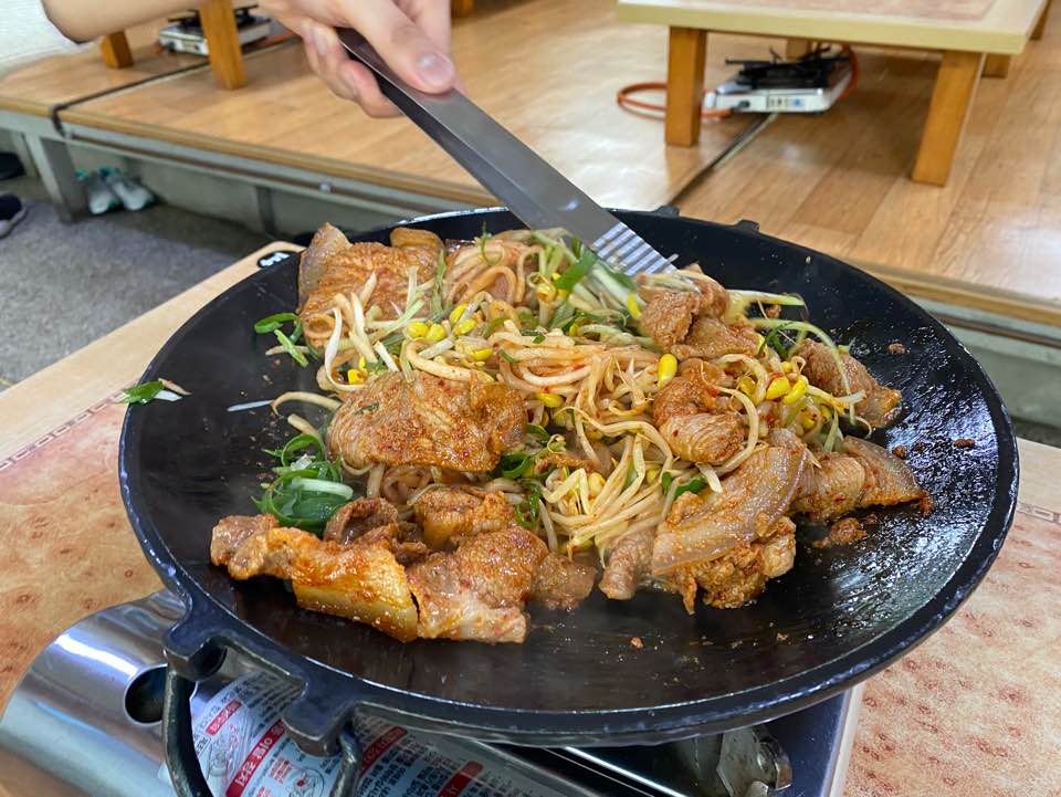 제주 로컬들이 방문하는 틈새식당에서 흑돼지 두루치기 냠냠
