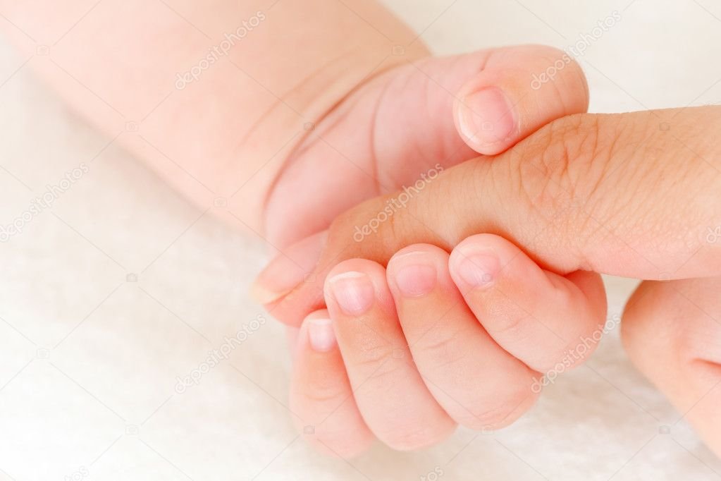 신생아와 엄마의 손을 잡고 있는 모습