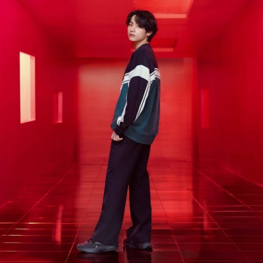  방탄소년단 뷔 '화보천재'의 아름다운 카리스마 이번에도 '품절요정'