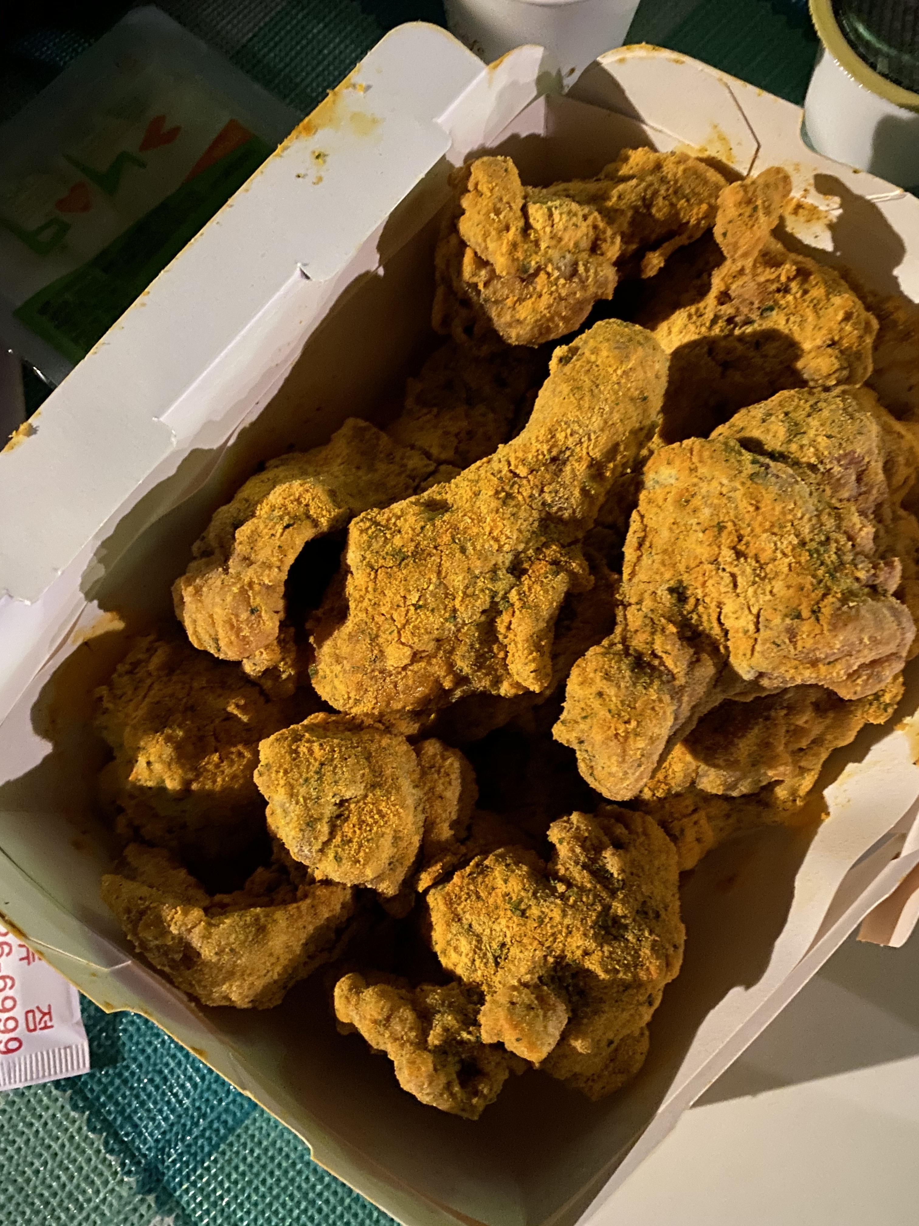  대구 야외음악당 돗자리 야외 치킨배달 - BHC 뿌링클(진짜 맛있을까?)