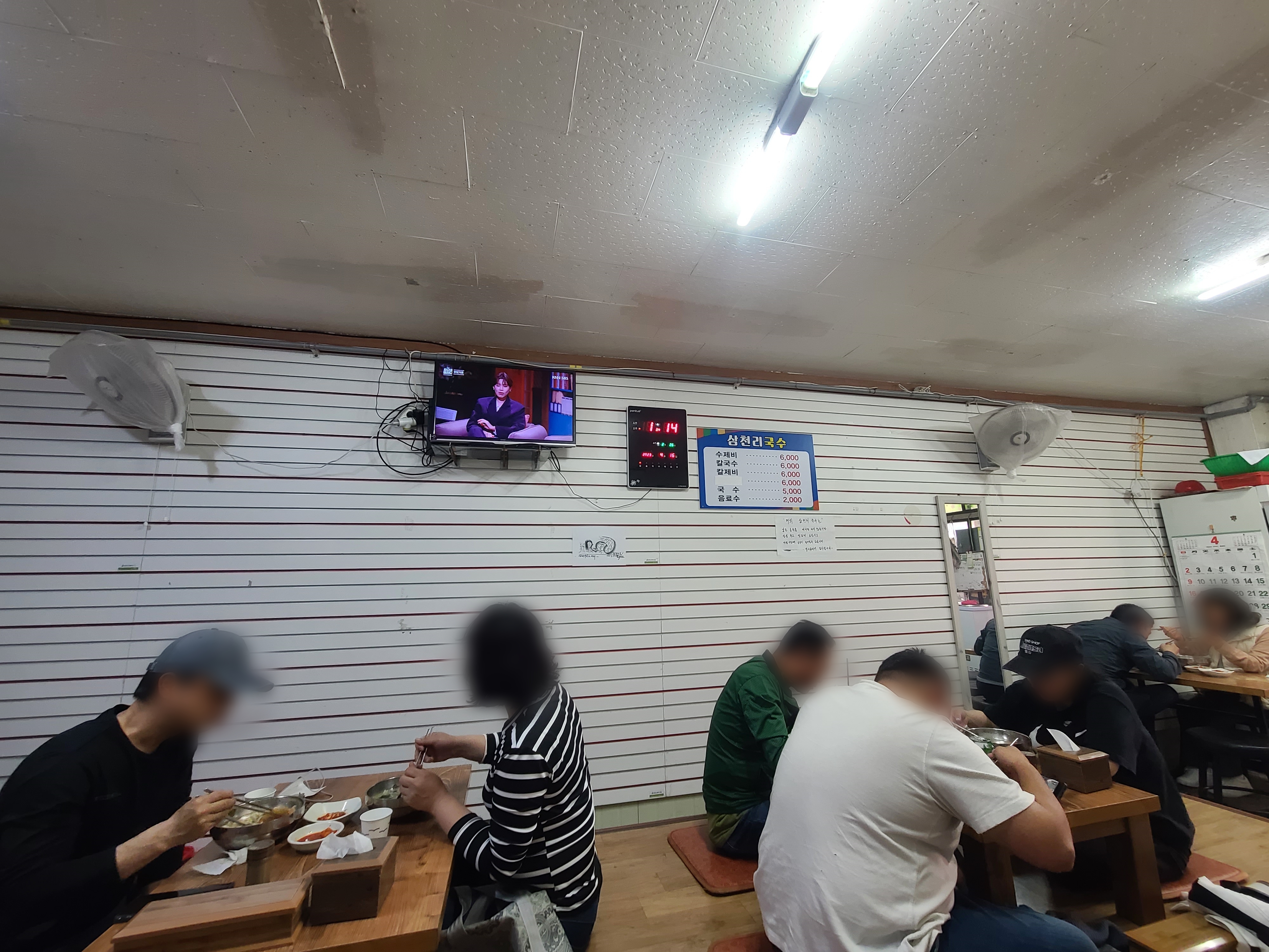 입식테이블 2개와 좌식테이블 6개가 전부입니다