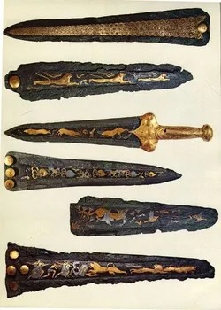 미케네 문명의 청동 단검과 장식된 검집. 동물 사냥 장면이 새겨진 고대 무기 세트.