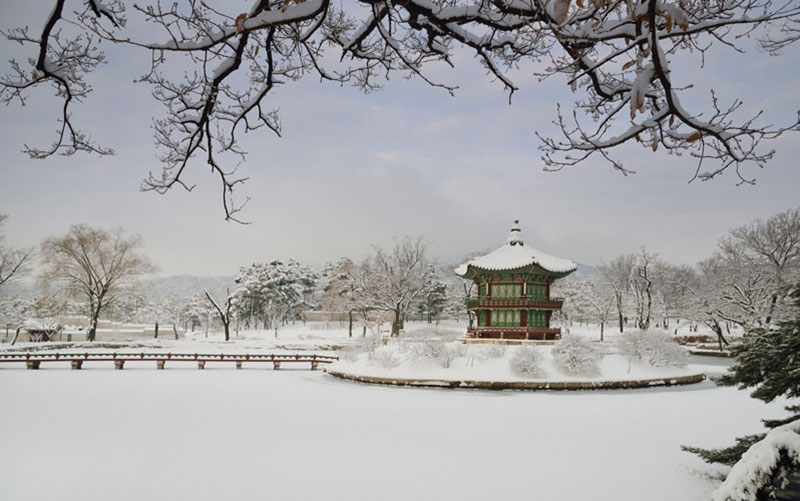 경복궁 향원정 설경사진