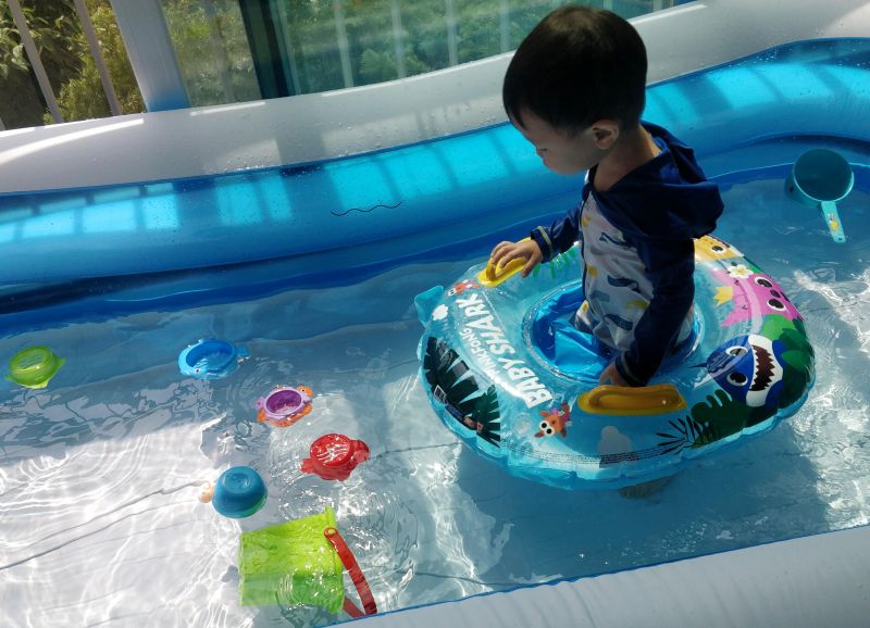 여름 베란다에서 수영장을 만들어 쿠웅이가 놀고 있는 사진