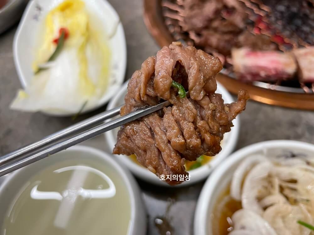 서울 강남 역삼 맛집 유미식당 - 맛깔나 보이는 고기