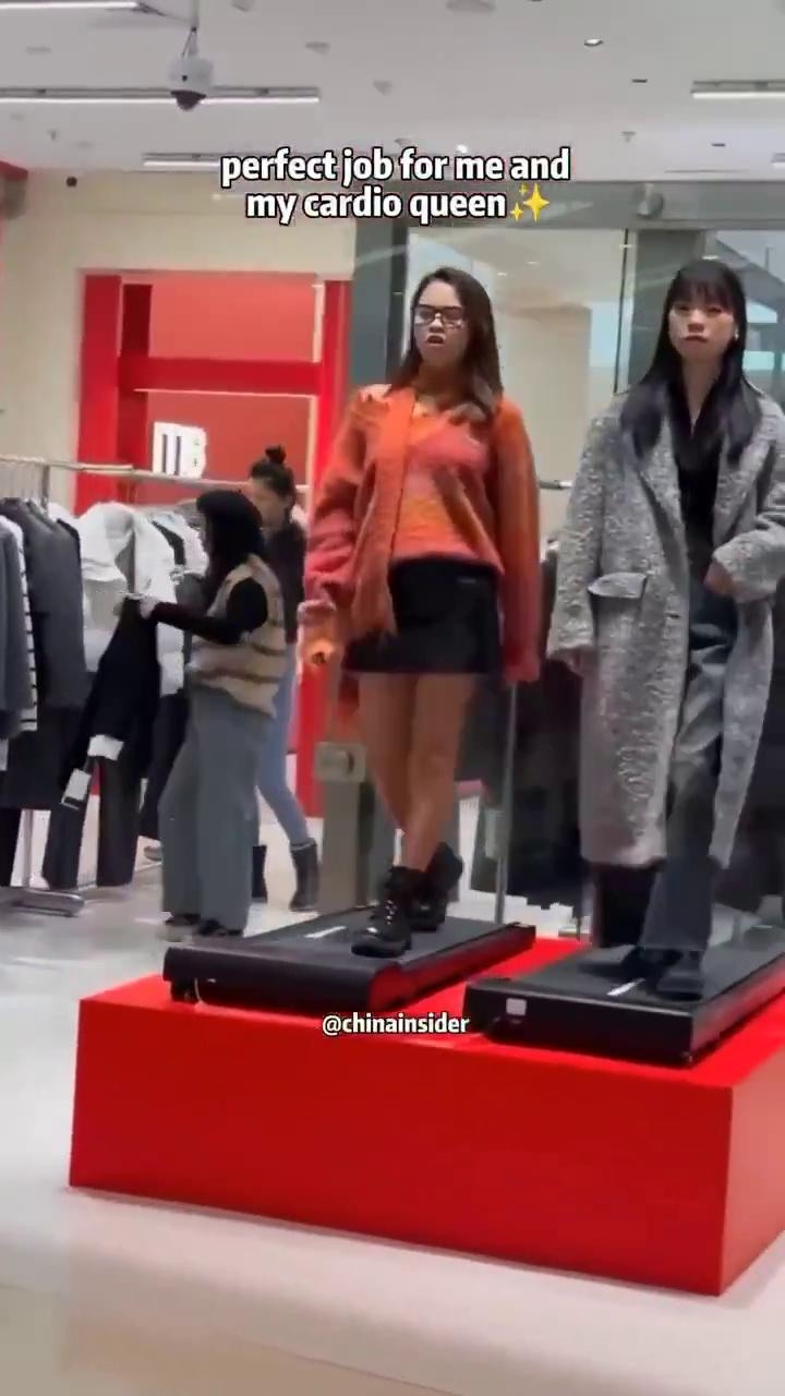 중국 옷가게, 이제 모델이 직접 움직인다?! 😲 - undefined - 💭 네티즌 반응은? 중국 옷가게, 이제 모델이 직접 움직인다?! 😲 - undefined - 💭 네티즌 반응은?