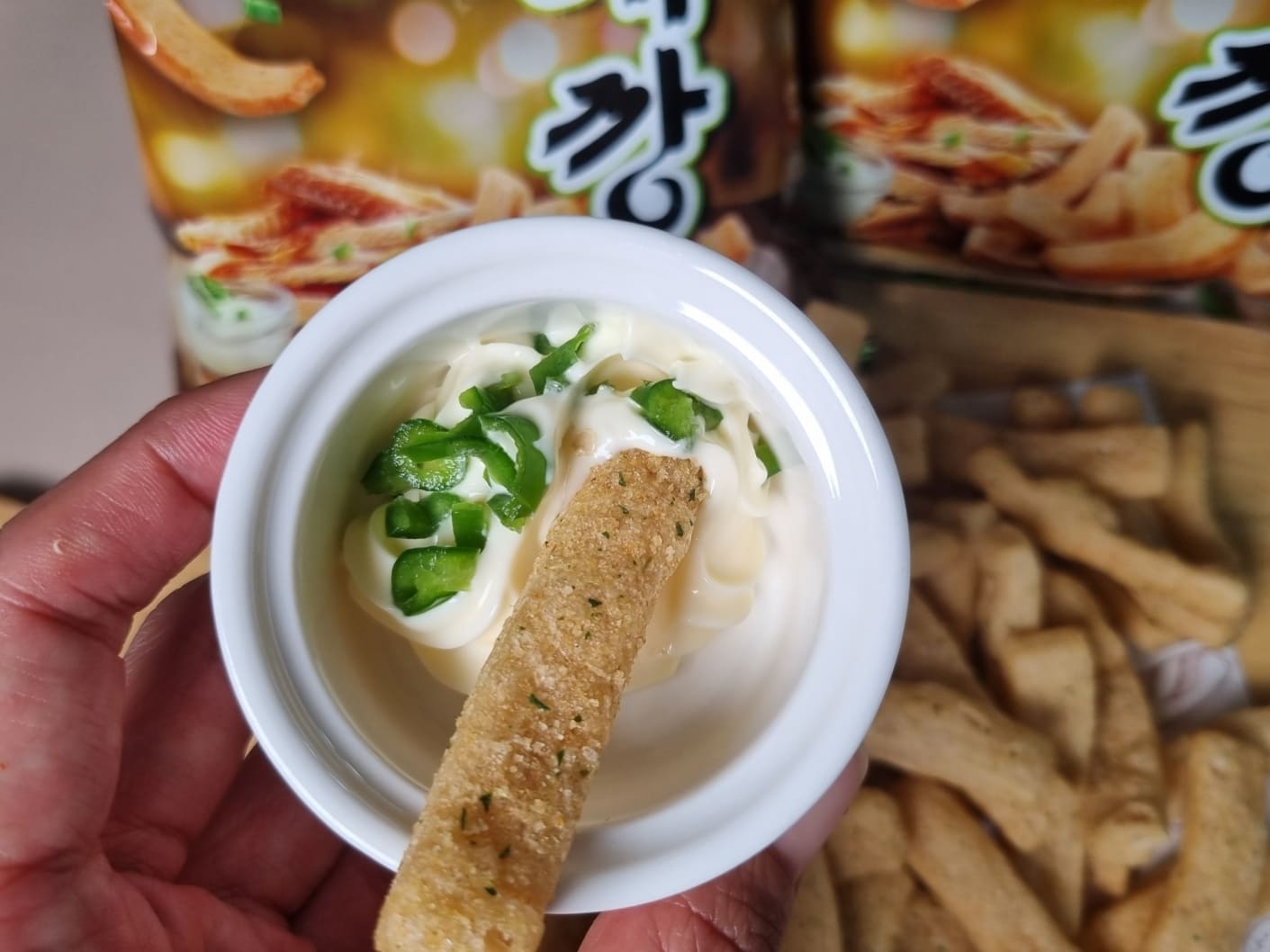 청양마요 소스에 찍어 먹기