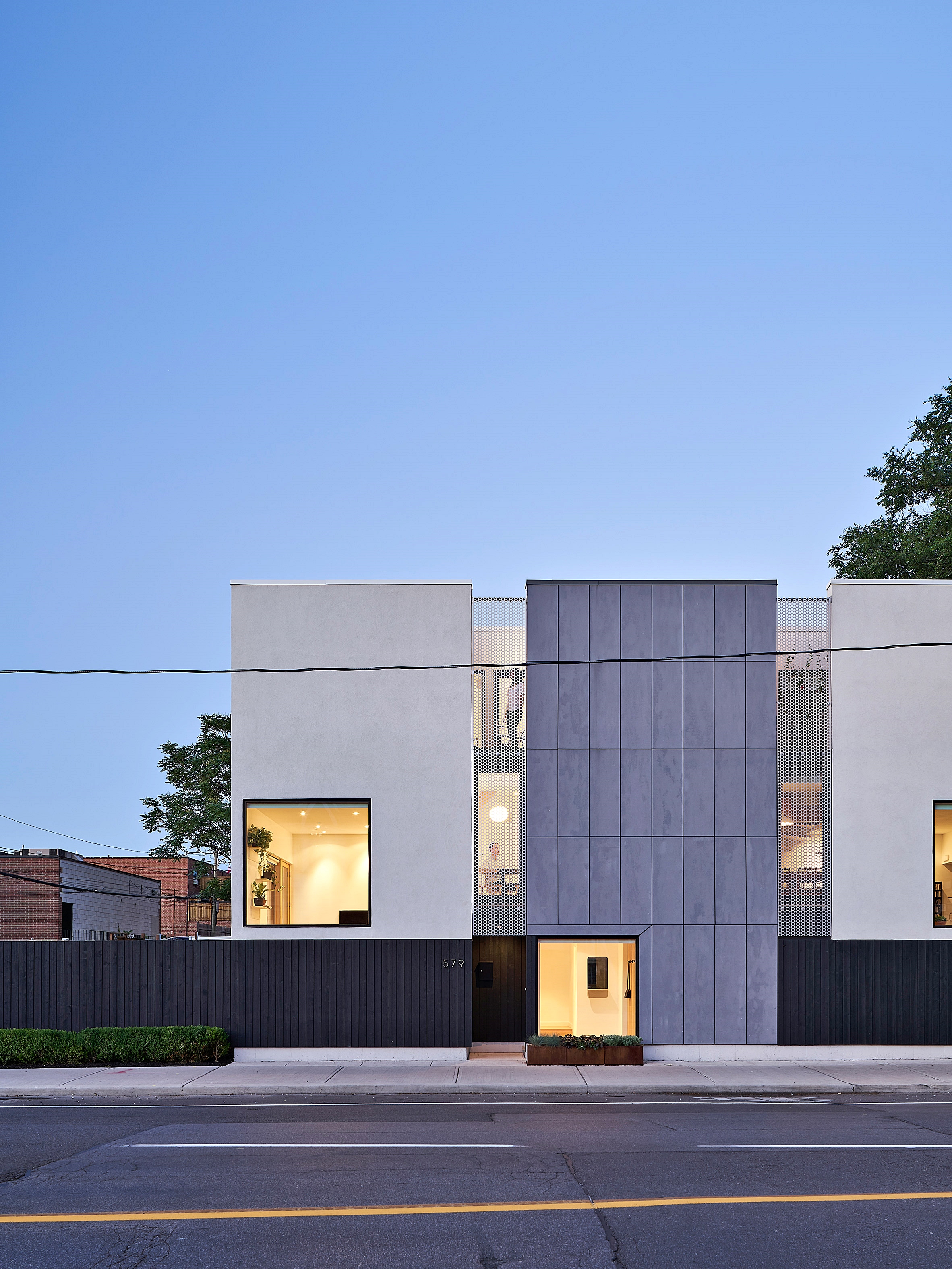  [협소 주택] 작지만 작지만은 않은 "한지붕 두 가족"; Semi Semi /COMN Architects