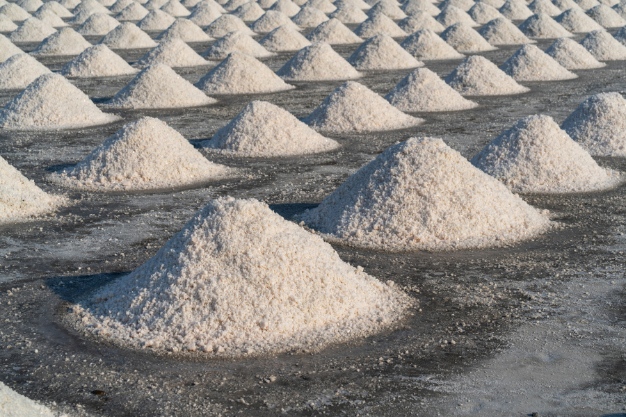 염전에서 바닷물을 막아 증발시켜 만든 소금을 모아 소금산을 수십 개 만들어 놓고 찍은 사진