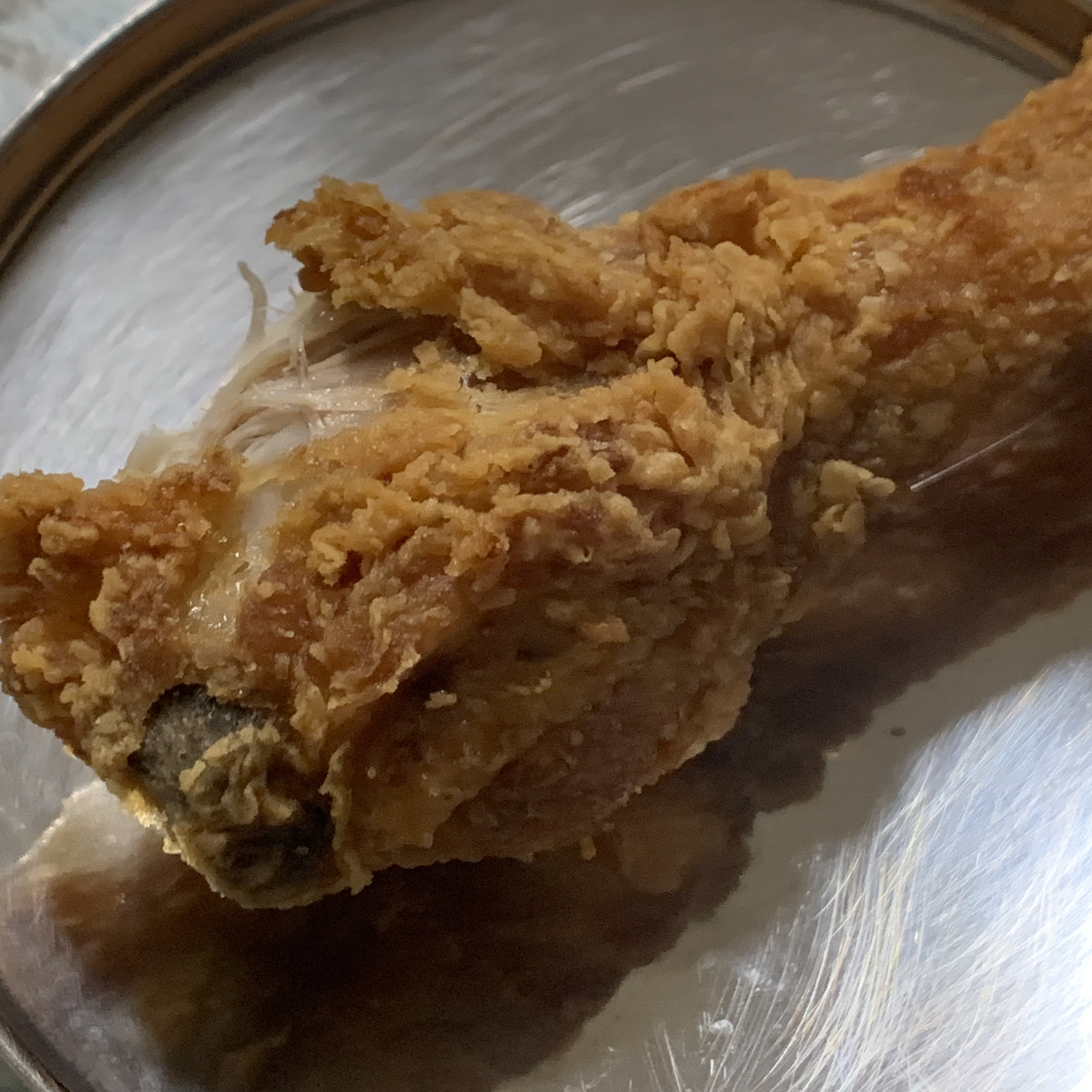 당당치킨 후라이드 닭다리 한입 베어먹은 사진