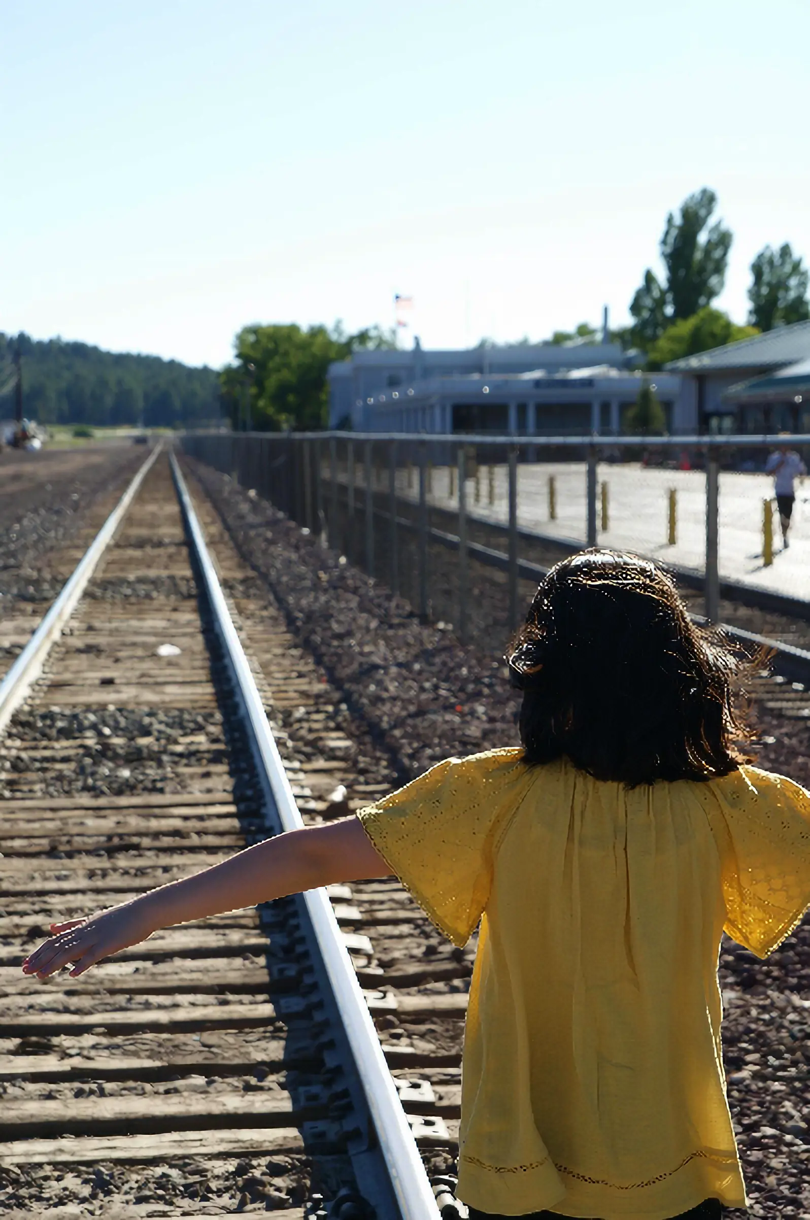 조카 walking on the Williams Station railroad tracks
