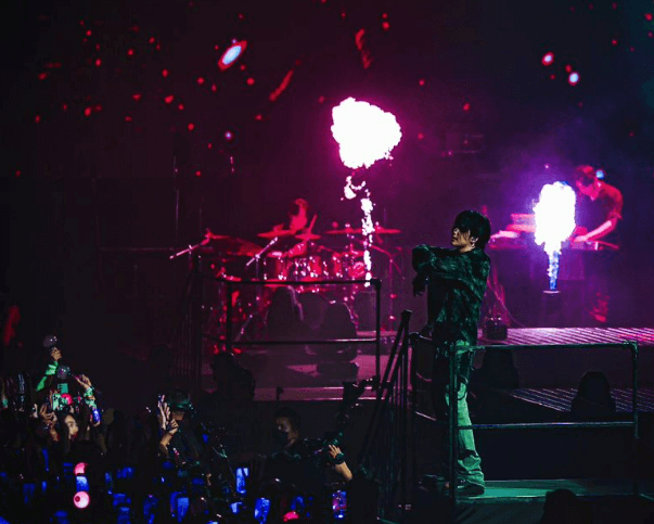 콘서트 중인 bts 슈가