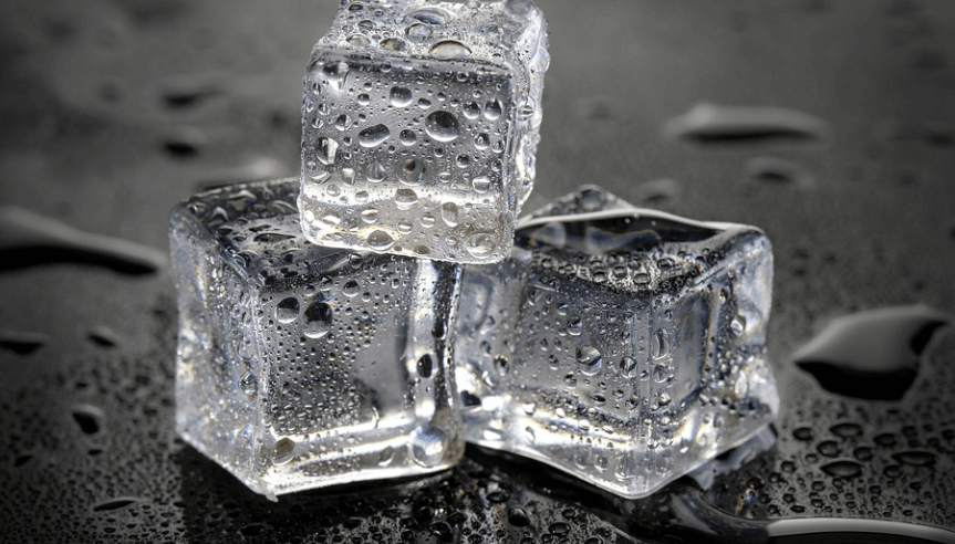 가공된 사각형의 얼음 세조각