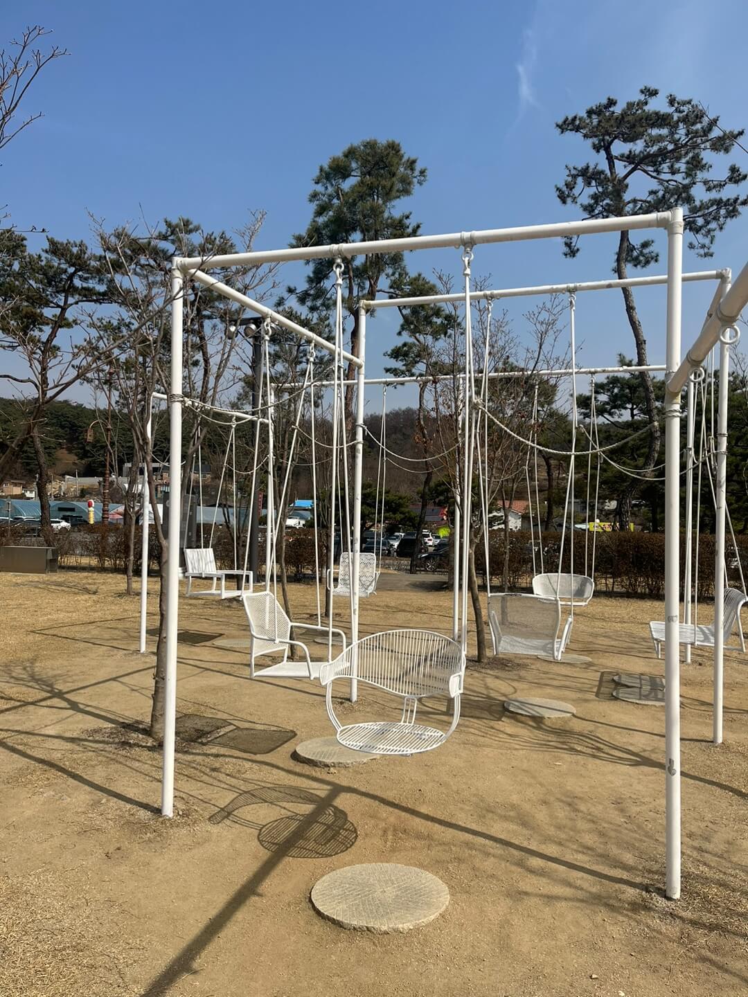 강원도-제천-누워라-정원-공원-조형물-하늘-공중-의자-포토존