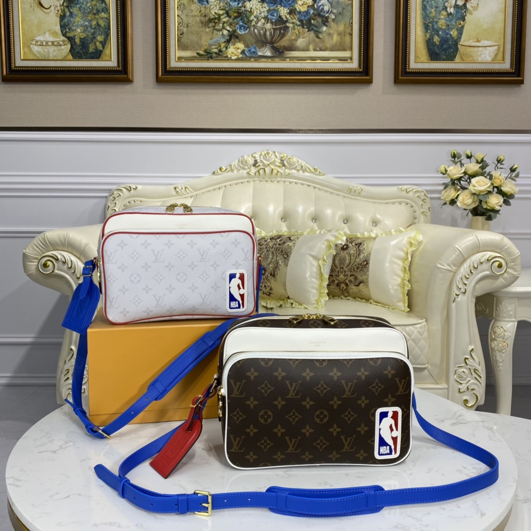  [LOUIS VUITTON x NBA] 루이비통 X NBA 컬렉션 모노그램 닐 메신저백 M45583 (2 COLOR)