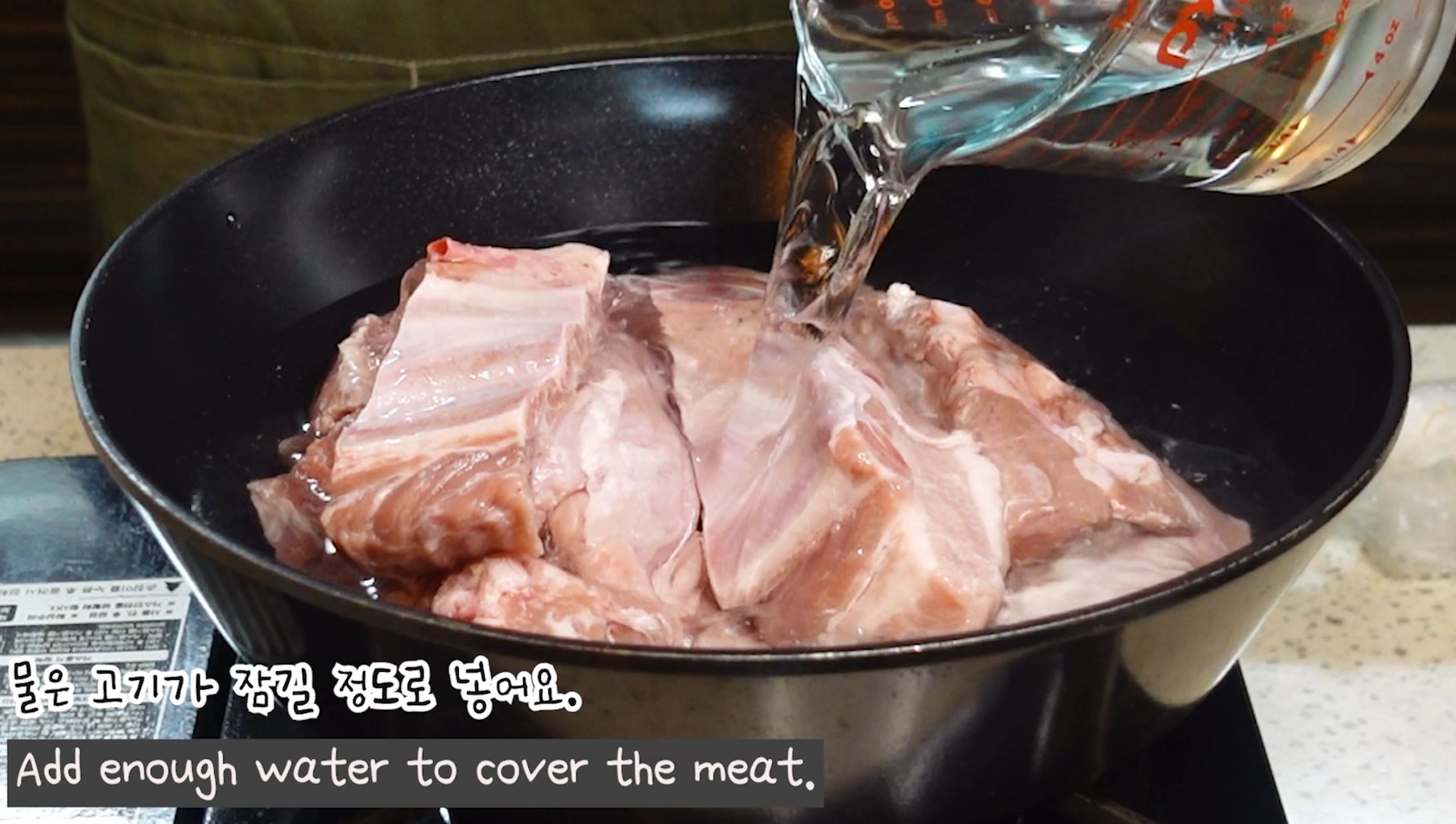 매운-돼지갈비찜-요리과정(30분 후 고기가 잠길 정도로 물을 넣어요)