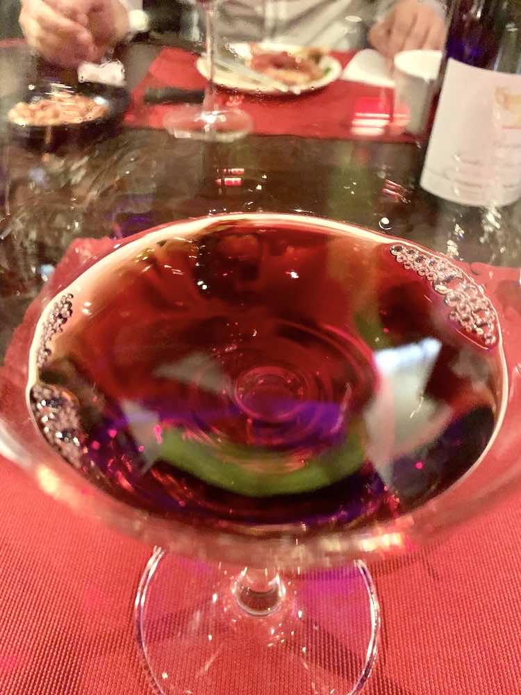 Domaine Gros Fr&egrave;re & Soeur Bourgogne Rouge 2017의 색