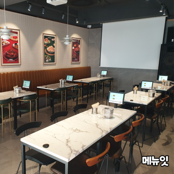  교촌치킨 탄방점 대전 테이블오더 메뉴잇 설치 사례