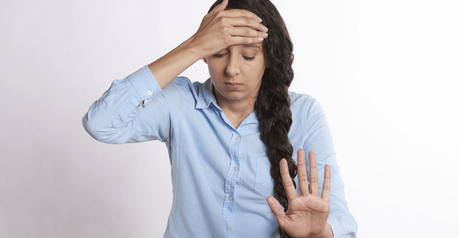 스트레스로 이마에 손을 짚고 있는 여성