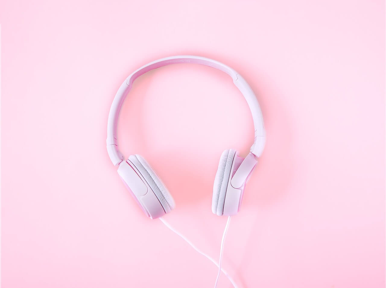 노래-음악을-듣기-위한-헤드폰이-핑크색-바닥에-놓여진-상태
