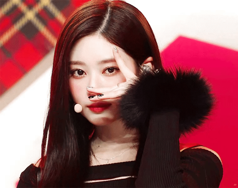  김민주 가요대제전 무대.gif