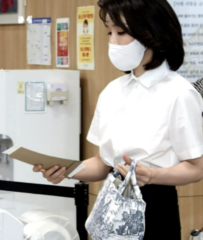  김건희 가방 빌리언템 토트백 정보