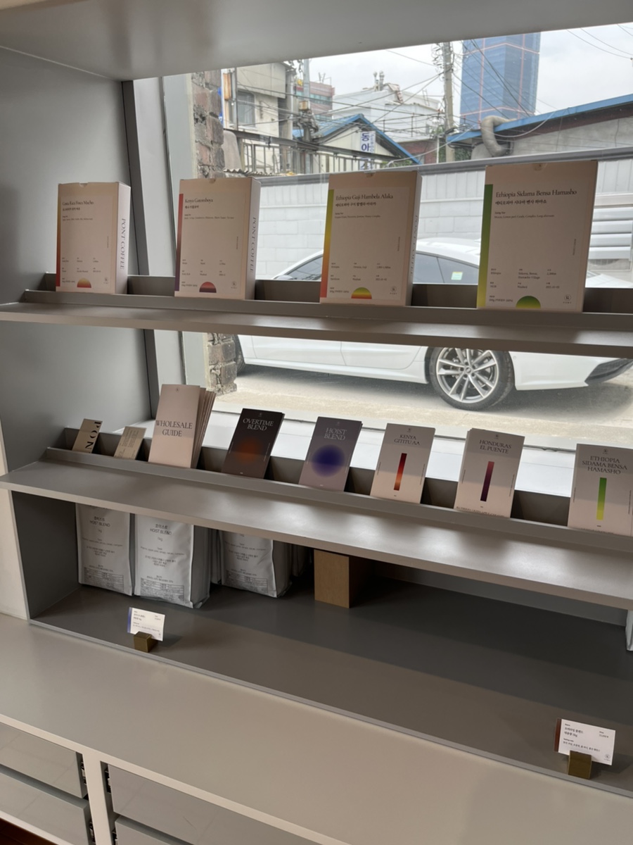 문래동에 있는 힙 카페, 커피보다 빵이 더 맛있다! 폰트 가게 16