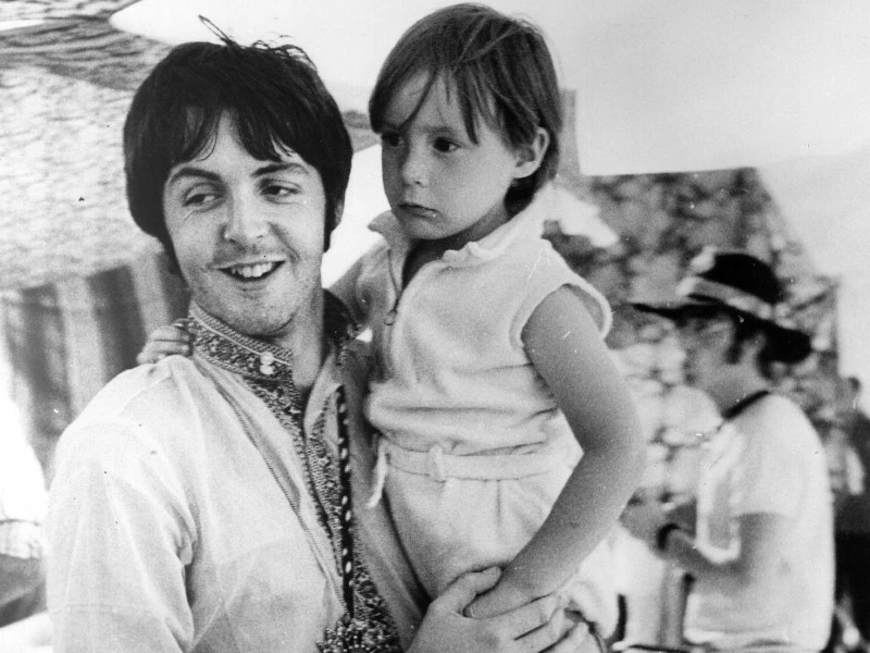 폴 매카트니와 줄리안 레논 흑백 사진