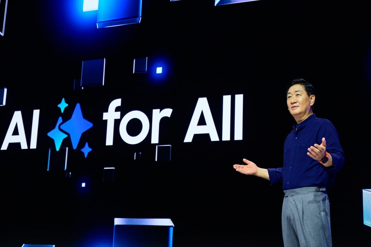 미국 새너제이 맥에너리 컨벤션 센터에서 개최된 '삼성 개발자 콘퍼런스2024(Samsung Developer Conference 2024)'에서 삼성전자 DX부문장 한종희 대표이사 부회장이 기조 연설을 하고 있다.