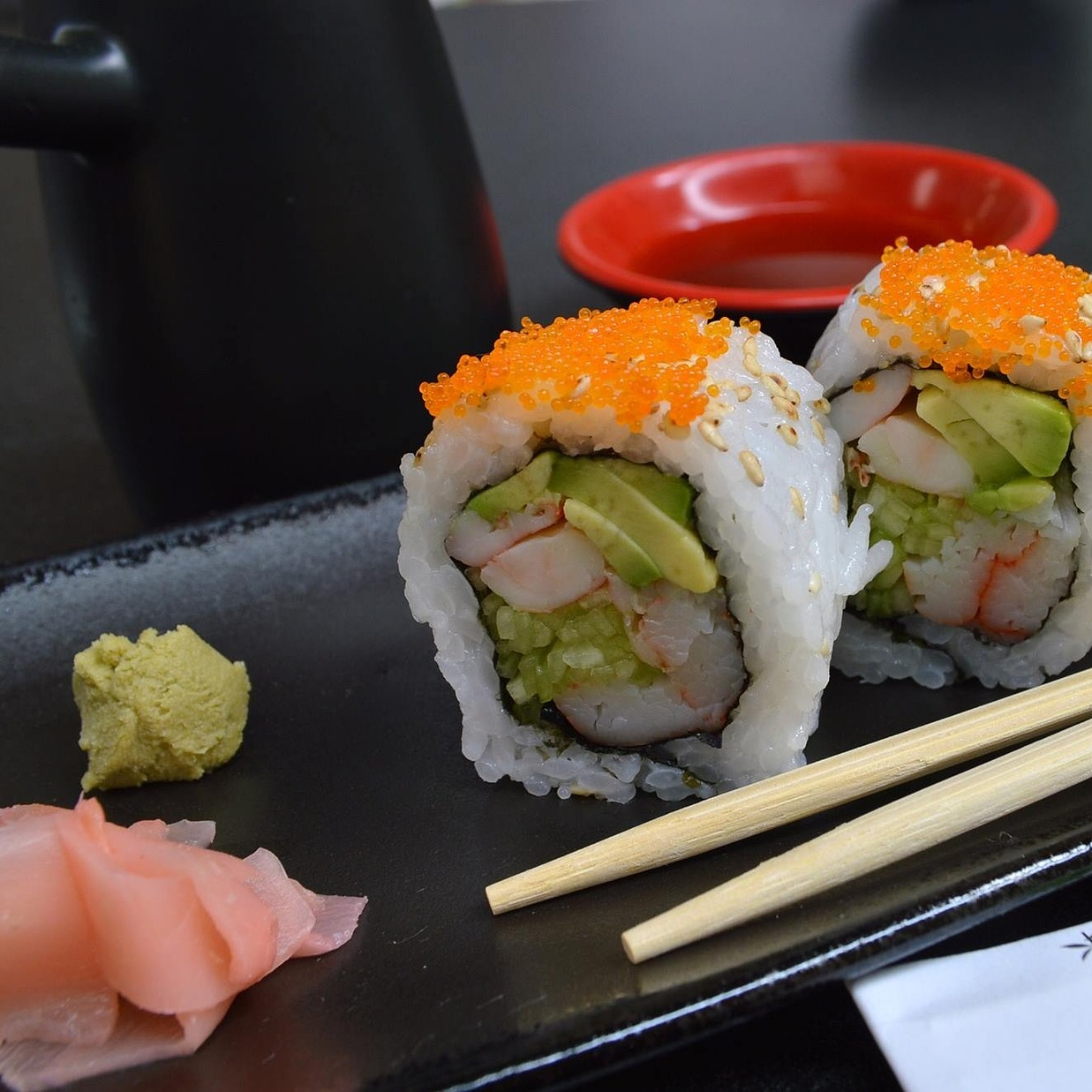 와사비-김밥-젓가락