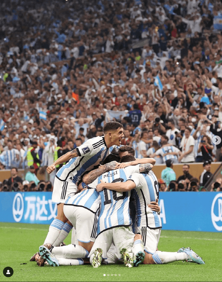 2022 카타르월드컵 아르헨티니가 프랑스를 앞서는 골을 넣고 환호하다