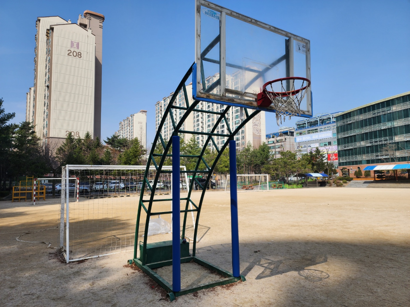 [날개스포츠] 용인독정초교 농구대기둥보호대 설치, 골대보호쿠션 설치 작업