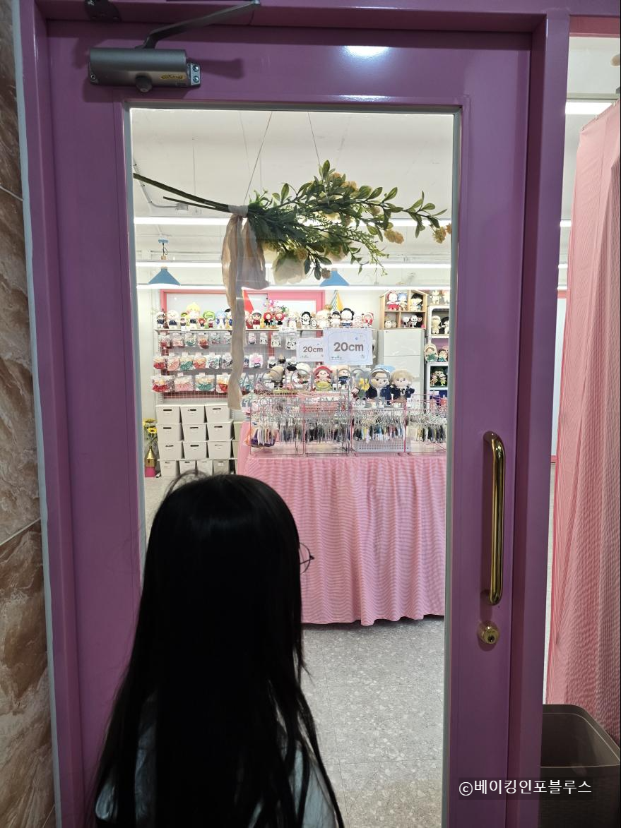홍대-이색카페-소품공장-외관
