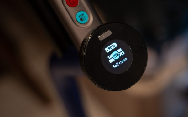 다이슨 물걸레 청소기 - 셀프 클린 버튼