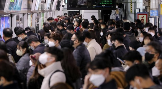 서울시민들 지하철 출근장면