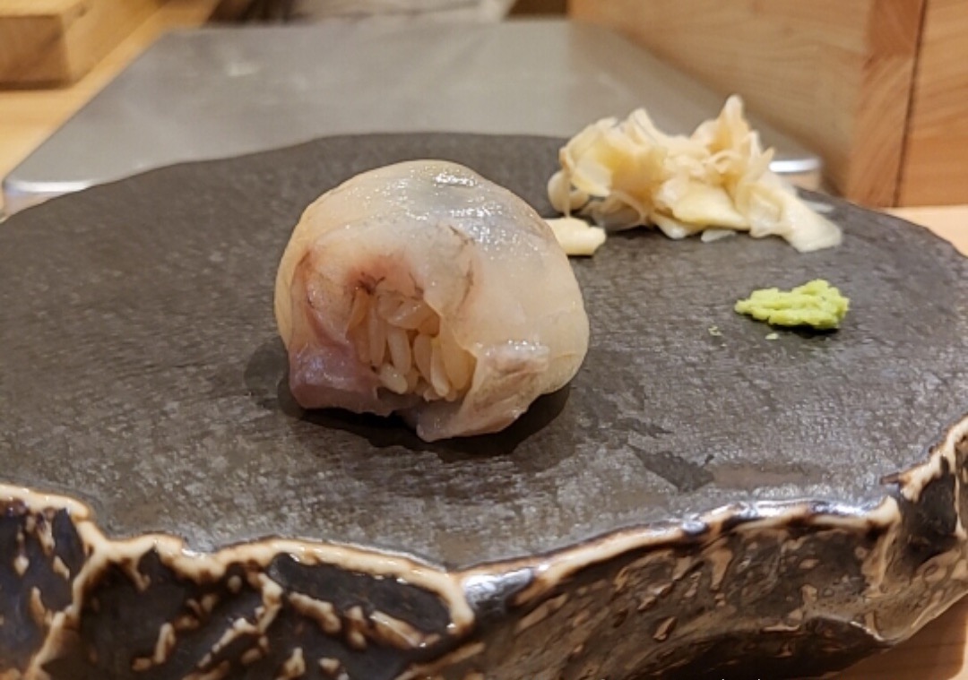 주먹밥처럼 밥알을 말아 안고있는 광어입니다.
