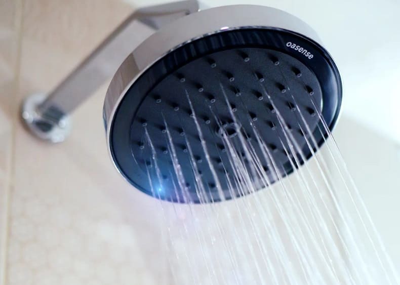  샤워 움직임 감지하는 샤워 헤드...자동으로 물 잠궈 VIDEO: Save water now with Oasense