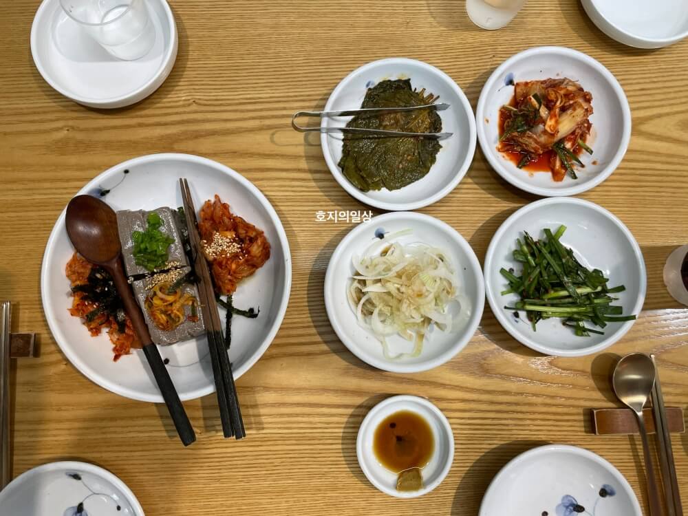 수원 광교 안동국시 맛집 서빈 - 기본찬과 메밀묵