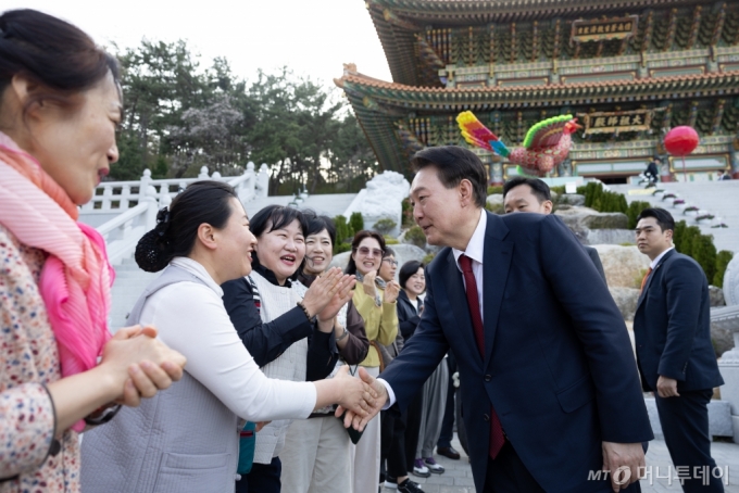  윤 대통령, 삼광사 방문 기원